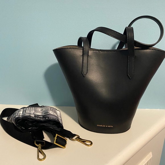 NEW Charles & Keith Black Bucket Tote Bag - Picture 3 of 4
